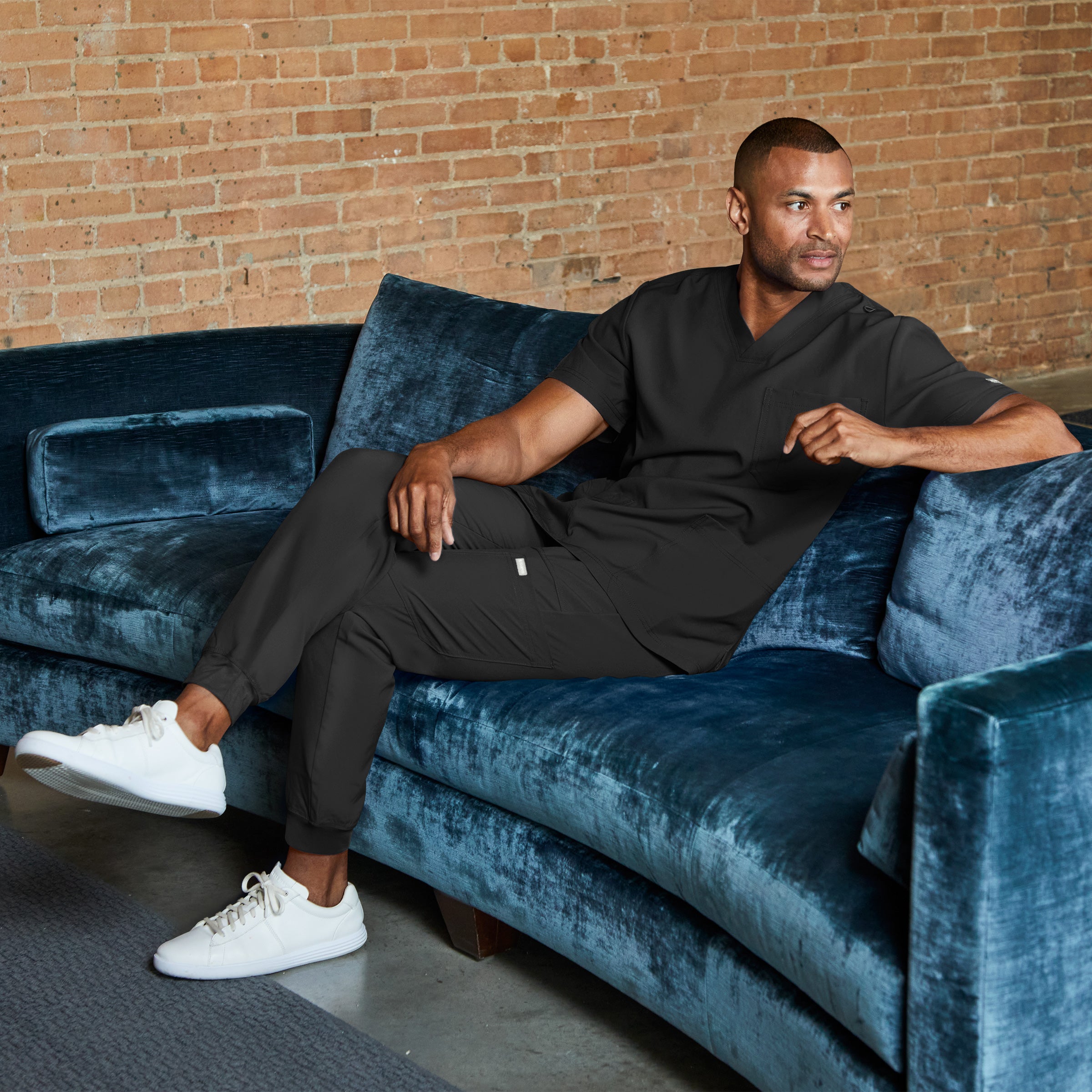 Maevn Momentum Men's 4 Pocket V-Neck Top 5802